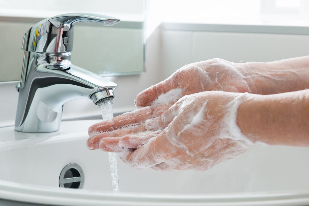 Häufiges Händewaschen und Desinfizieren ist besonders in der heutigen Zeit wichtig. Doch an Haut und Nägeln hinterlässt beides seine Spuren